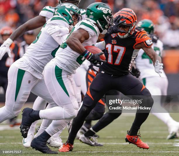 Ty Montgomery of the New York Jets throws the stiff arm at Stanley Morgan of the Cincinnati Bengals during the first half at Paul Brown Stadium on...