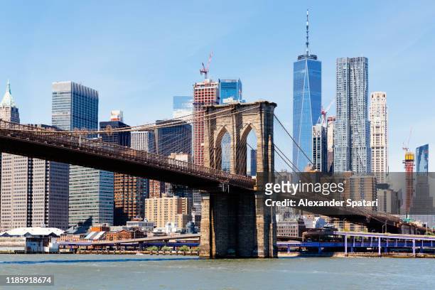 brooklyn bridge and manhattan downtown skyline, new york, usa - puente de brooklyn fotografías e imágenes de stock