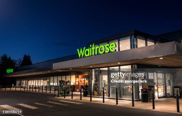 supermercado waitrose por la noche - waitrose fotografías e imágenes de stock