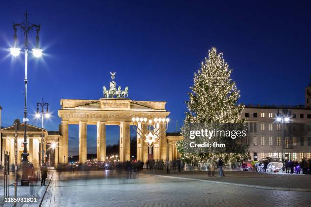 brandenburger tor (brandenburg gate) with christmas tree at blue hour (berlin, germany) - berlin christmas stock pictures, royalty-free photos & images