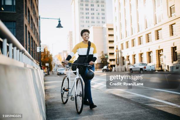 街で自転車とメッセンジャーバッグを持つ若い女性 - タコマ ストックフォトと画像