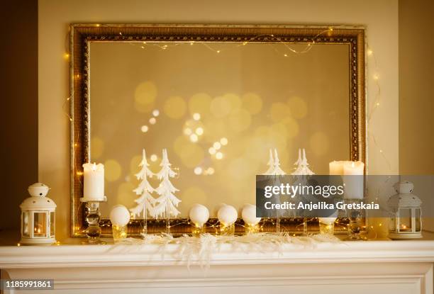 fireplace with christmas decoration - repisa de chimenea fotografías e imágenes de stock