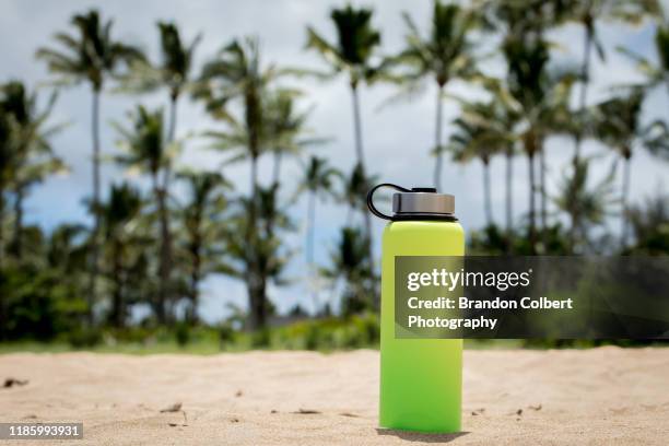 kauai scapes - reusable water bottle - fotografias e filmes do acervo