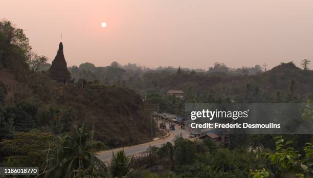 mrauk u - カラダン川 ストックフォトと画像