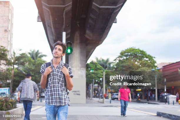 hombre viajero explorando las calles de medellín colombia - medellin fotografías e imágenes de stock