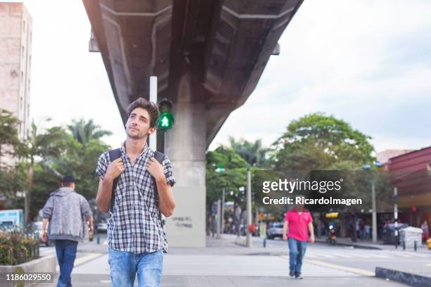 reiziger man het verkennen van de straten van medellin colombia - medellín colombia stockfoto's en -beelden