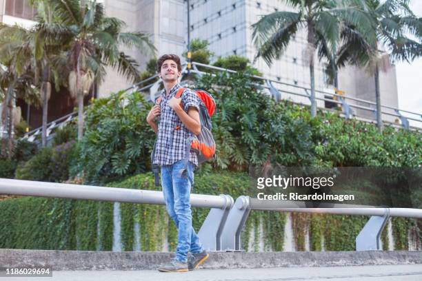 reiziger man het verkennen van de straten van medellin colombia - medellín colombia stockfoto's en -beelden