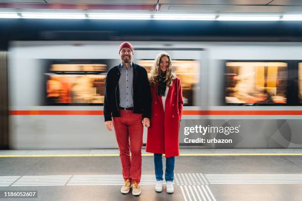 pareja en la estación de metro - tren de pasajeros fotografías e imágenes de stock