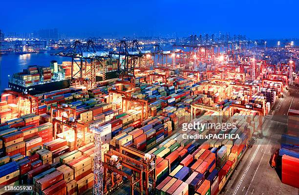 hong kong container terminal - scheepvaart stockfoto's en -beelden
