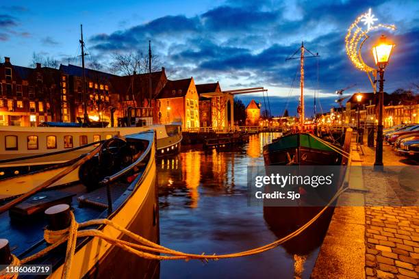 atardecer sobre el thorbeckegracht en zwolle, overijssel, países bajos - zwolle fotografías e imágenes de stock