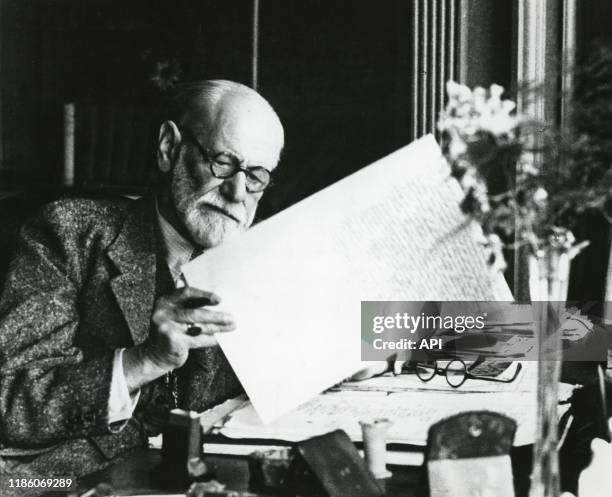 Le psychanalyste autrichien Sigmund Freud écrivant 'Abrégé de psychanalyse' dans sa maison de Maresfield Gardens à Londres, en 1938, Royaume-Uni.