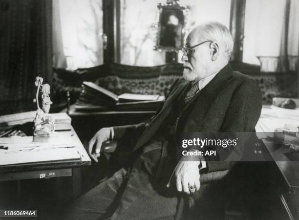 Portrait du psychanalyste autrichien Sigmund Freud dans son bureau, circa 1930.