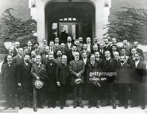 Le psychanalyste autrichien Sigmund Freud posant avec son groupe de travail à université Clark, à Worcester, en 1909, dans le Massachusetts,...