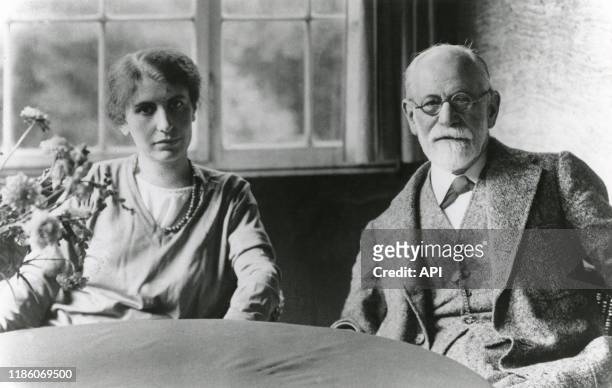 Le psychanalyste autrichien Sigmund Freud avec sa fille Anna Freud, à Berlin, en 1928, Allemagne.