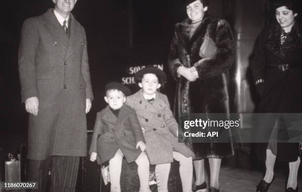 Le physicien italien Enrico Fermi avec sa famille à Stockholm pour la réception du prix Nobel de physique, en 1938, Suède.