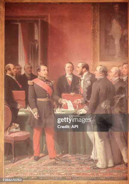 Empereur Napoléon III remettant le décret d'annexion des communes limitrophes au baron Georges Eugène Haussmann, en 1859, à Paris, France.