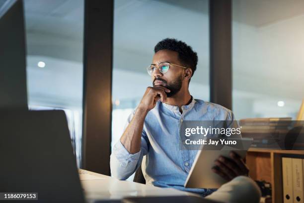 se quedará hasta que lo tenga todo resuelto. - meditar fotografías e imágenes de stock