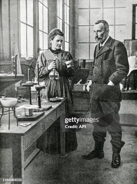 Les physiciens français Marie et Pierre Curie dans leur laboratoire à l'école supérieure de physique et de chimie industrielles de la ville de Paris,...