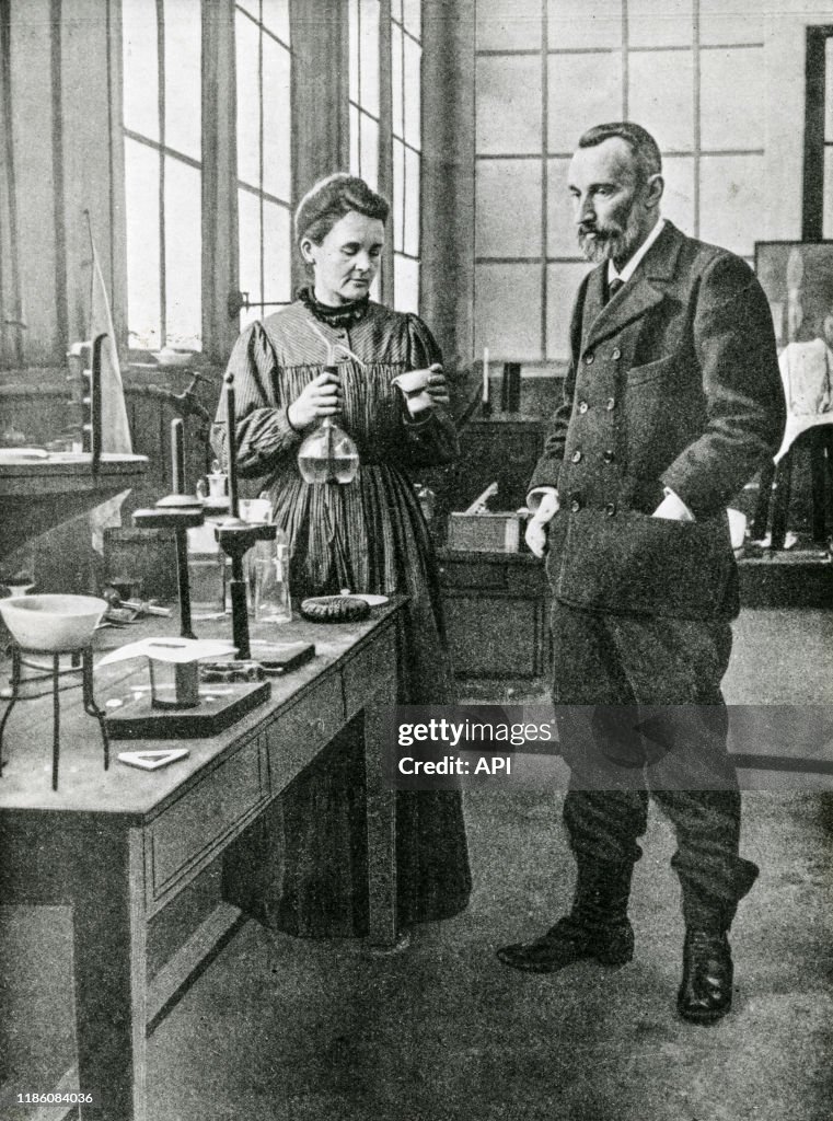 Les Physiciens Fran ais Marie Et Pierre Curie Dans Leur Laboratoire les-physiciens-fran-ais-marie-et-pierre-curie-dans-leur-laboratoire