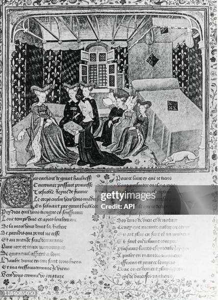 La philosophe italienne Christine de Pizan offrant son livre 'Epistres du Débat sur le Roman de la Rose' à la reine de France Isabeau de Bavière.