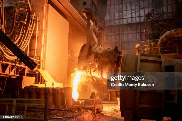 waste steel pouring away from flask in steelworks - eisenerz stock-fotos und bilder