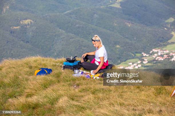blonde frau camping in den bergen, nanos, slowenien - valley side stock-fotos und bilder