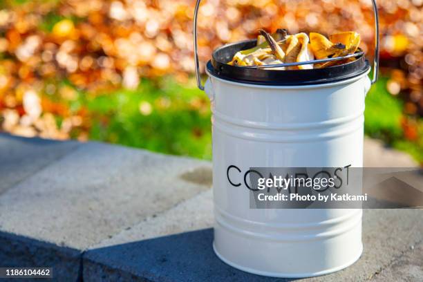 compost bin outside on top of wall - compost stockfoto's en -beelden