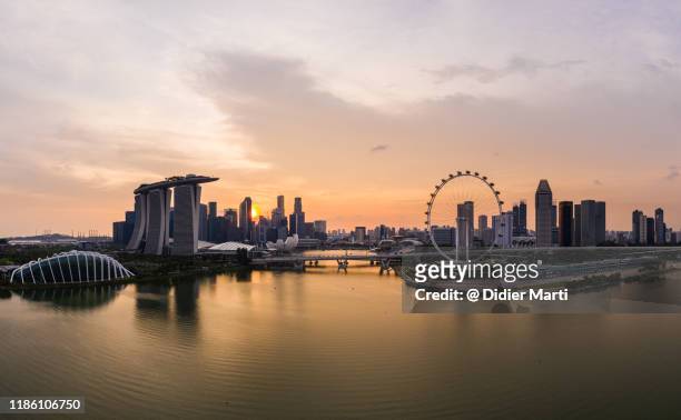 sunset over the famous singapore financial district and the singapore river in southeast asia. - singapore imagens e fotografias de stock