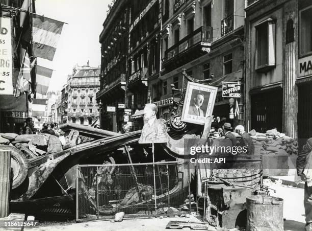 Portraits d'Adolphe Hitler sur une barricade de la rue de Rivoli lors de la libération de Paris, en août 1944, France.