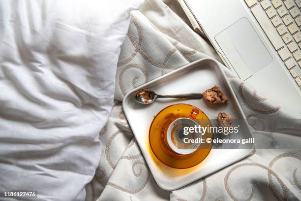 colazione a letto - letto stock pictures, royalty-free photos & images