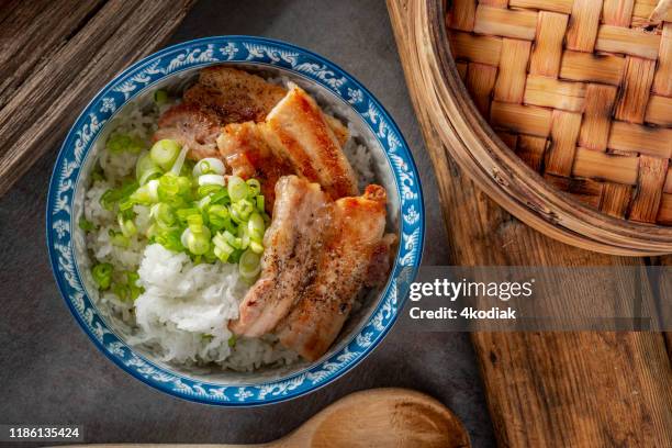 pfanne gebratenen schweinebauch über weißen reisschale - schweinebauch stock-fotos und bilder