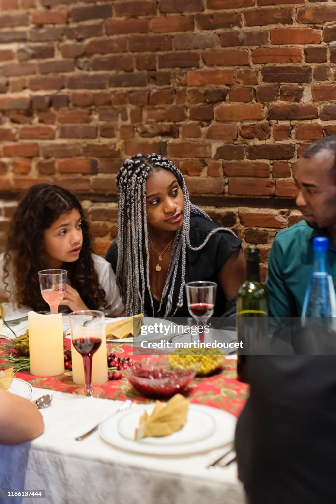 Famille multigénérationnelle appréciant le dîner de Thanksgiving.