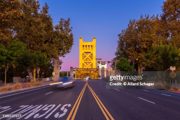 tower bridge in sacramento california around sunset - californië 個照片及圖片檔