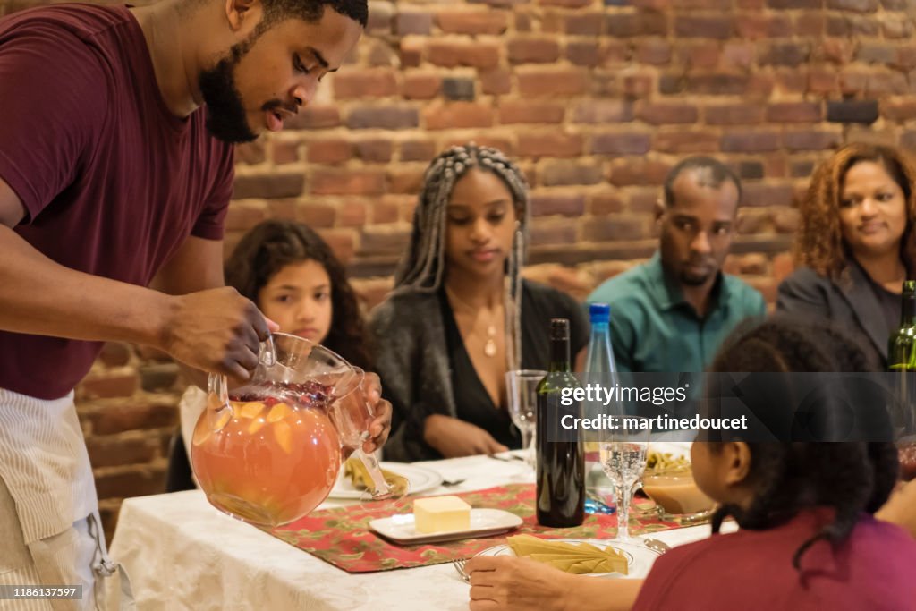 Familie van meerdere generaties genieten van Thanksgiving-diner.