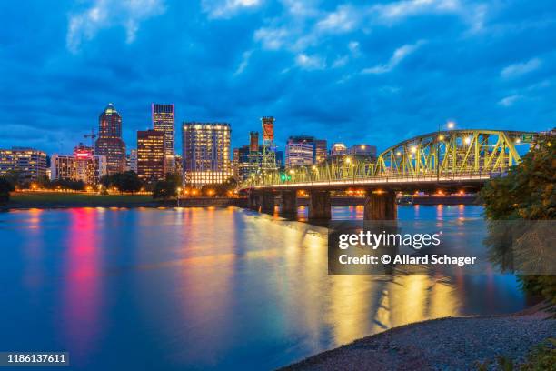 skyline of portland oregon at dusk - オレゴン州 ポートランド ストックフォトと画像