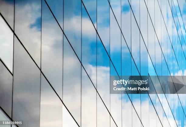 glass building reflection - cloudscape buildings stock pictures, royalty-free photos & images