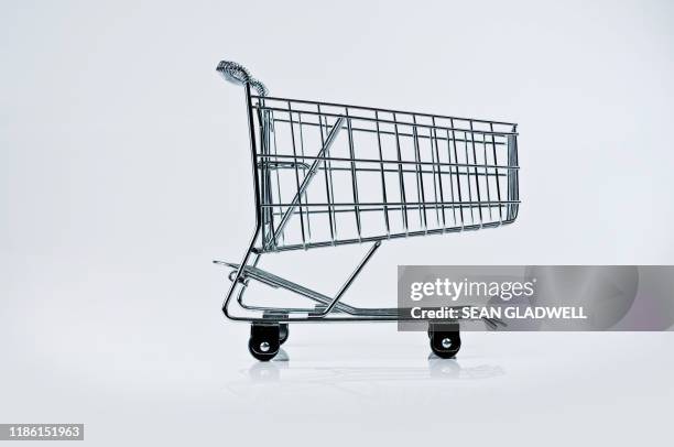 wire frame trolley - shopping trolleys stockfoto's en -beelden