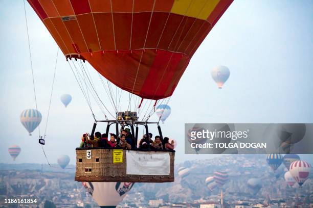 heißluftballons in kappadokien - hot air balloon ride stock-fotos und bilder