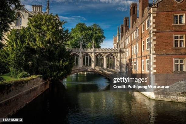 bridge of sighs, cambridge - st john's college stockfoto's en -beelden