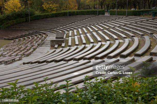 kelvingrove bandstand with bushes on the foreground and autumn color trees on the background in kelvingrove public park in glasgow, scotland, united kingdom - musikestrad bildbanksfoton och bilder