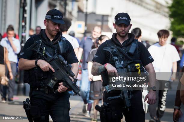 polizia armata a manchester - manchester police foto e immagini stock