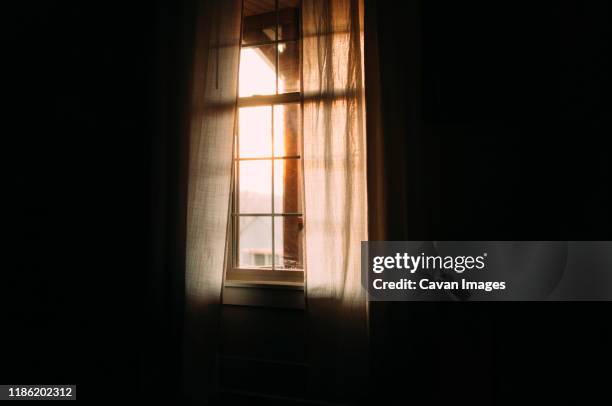 sunlight falling in darkroom through window at home during sunset - câmara escura imagens e fotografias de stock