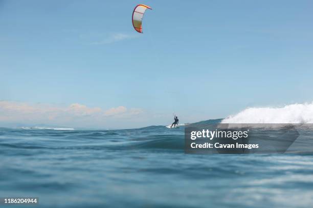 kite surfer on the sea - kiteboarding fotografías e imágenes de stock