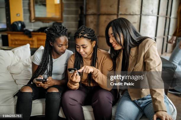 kamergenoten met plezier op sociale media - bank student stockfoto's en -beelden