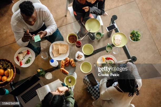 multi-etnische groep van kamergenoten delen appartement - eetkamer stockfoto's en -beelden