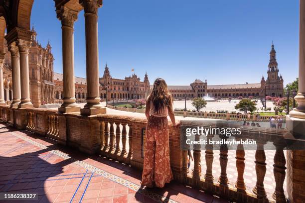 vrouw kijkt uit op het plaza de españa in sevilla, spanje - seville stockfoto's en -beelden