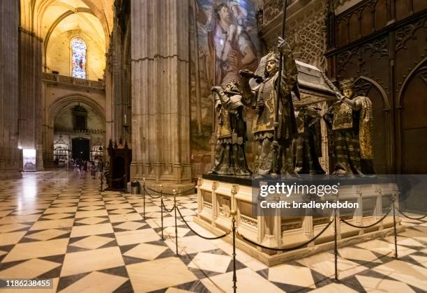 christoph kolumbus grab in der kathedrale von sevilla, spanien - palast innen stock-fotos und bilder