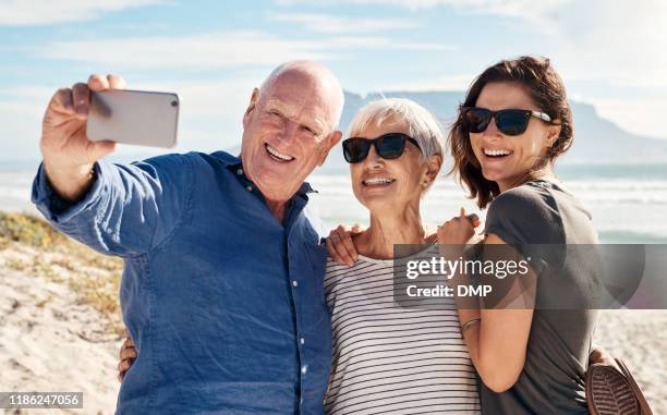 een van de grootste geneugten van het leven is tijd doorbrengen met familie - lifes a beach stockfoto's en -beelden