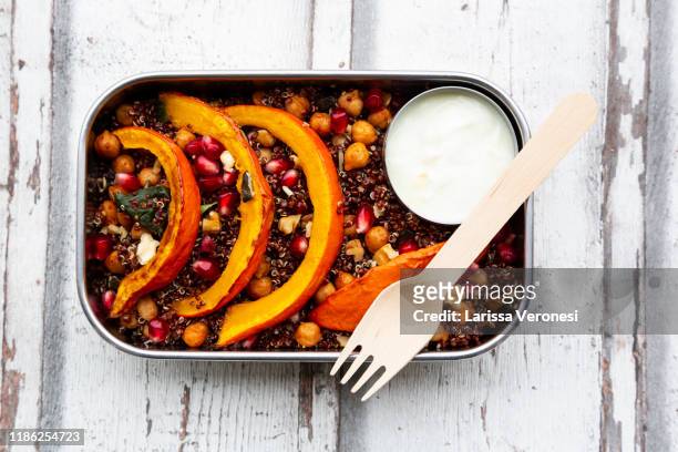 lunchbox with quinoa salad, chickpeas, and pumpkin - squash seeds bildbanksfoton och bilder