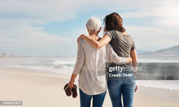 alles, was sie brauchen, ist familie... und strand - senioren spazieren sommer stock-fotos und bilder